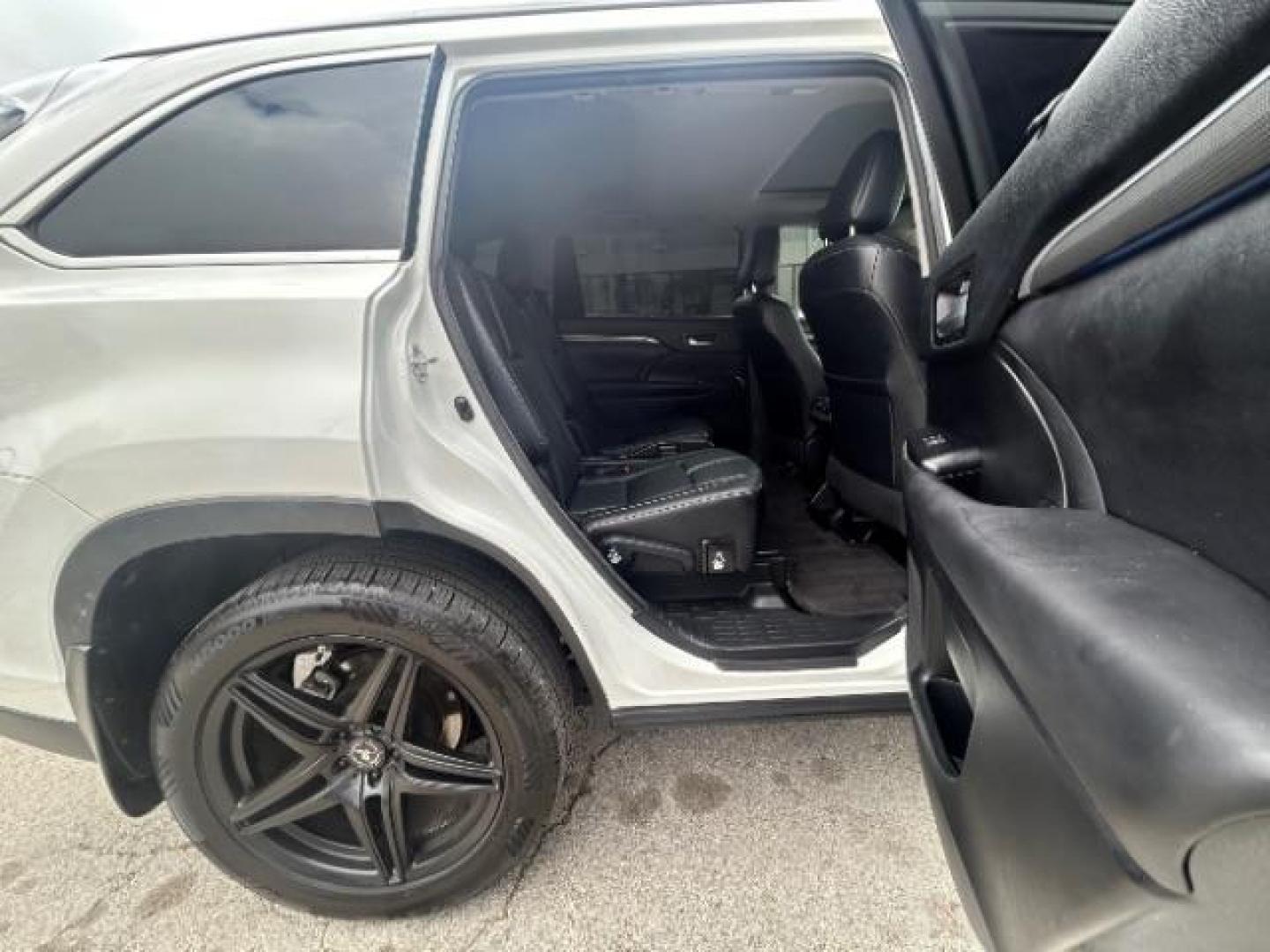 2018 Blizzard Pearl Toyota Highlander SE (5TDKZRFH6JS) with an 3.5L V-6 port/direct injection engine, located at 12182 Garland Rd, Dallas, TX, 75218, (214) 521-2040, 0.000000, 0.000000 - Photo#12