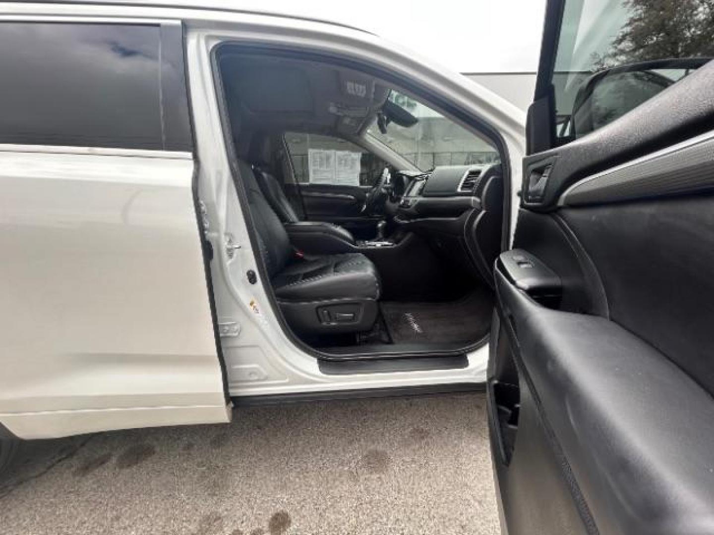 2018 Blizzard Pearl Toyota Highlander SE (5TDKZRFH6JS) with an 3.5L V-6 port/direct injection engine, located at 12182 Garland Rd, Dallas, TX, 75218, (214) 521-2040, 0.000000, 0.000000 - Photo#13