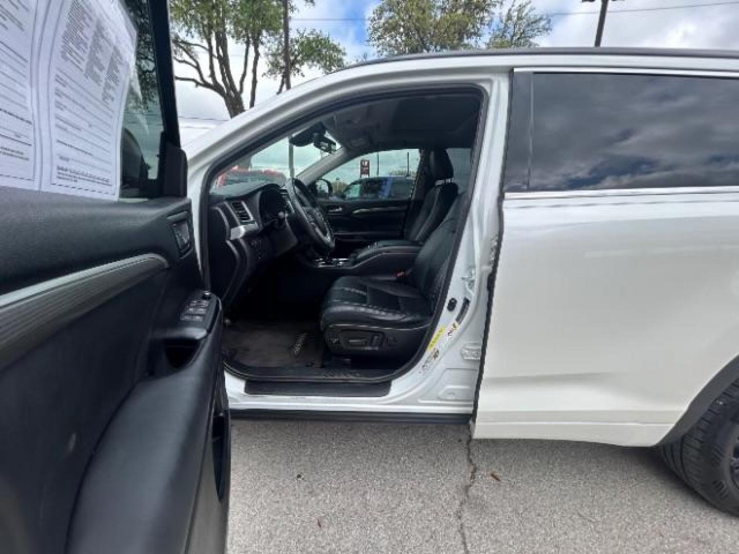 2018 Blizzard Pearl Toyota Highlander SE (5TDKZRFH6JS) with an 3.5L V-6 port/direct injection engine, located at 12182 Garland Rd, Dallas, TX, 75218, (214) 521-2040, 0.000000, 0.000000 - Photo#14