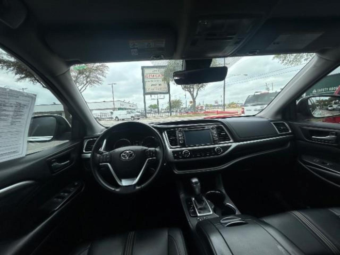 2018 Blizzard Pearl Toyota Highlander SE (5TDKZRFH6JS) with an 3.5L V-6 port/direct injection engine, located at 12182 Garland Rd, Dallas, TX, 75218, (214) 521-2040, 0.000000, 0.000000 - Photo#15