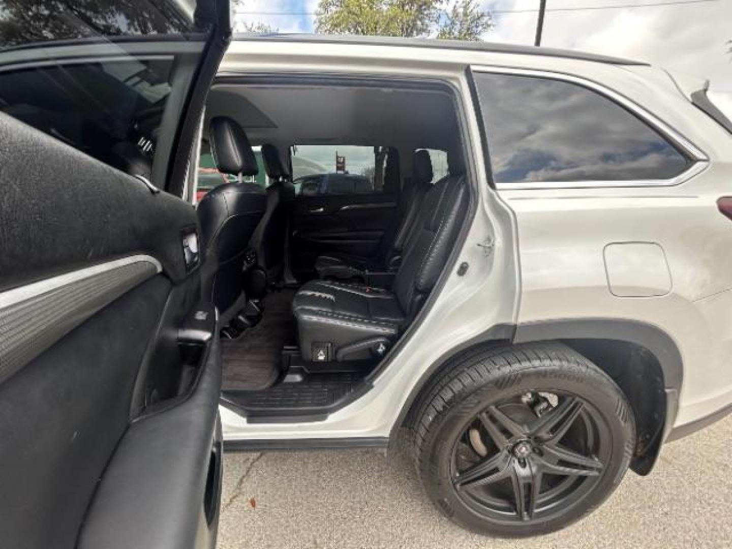 2018 Blizzard Pearl Toyota Highlander SE (5TDKZRFH6JS) with an 3.5L V-6 port/direct injection engine, located at 12182 Garland Rd, Dallas, TX, 75218, (214) 521-2040, 0.000000, 0.000000 - Photo#16