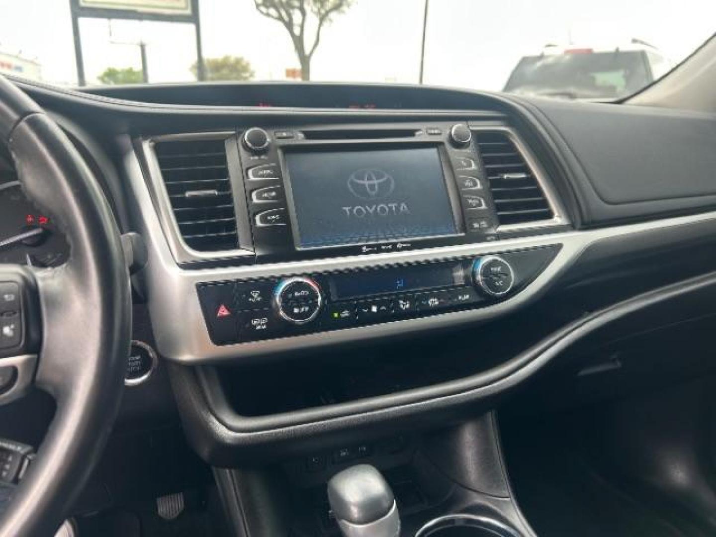 2018 Blizzard Pearl Toyota Highlander SE (5TDKZRFH6JS) with an 3.5L V-6 port/direct injection engine, located at 12182 Garland Rd, Dallas, TX, 75218, (214) 521-2040, 0.000000, 0.000000 - Photo#18