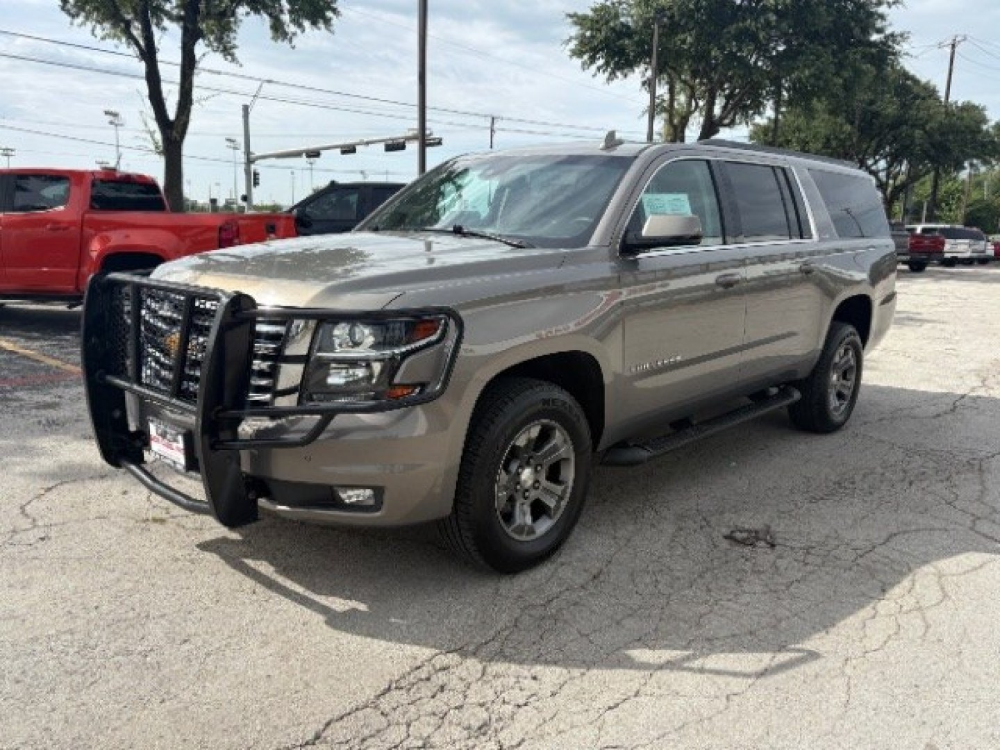 2019 Pepperdust Metallic Chevrolet Suburban LT (1GNSKHKC0KR) with an EcoTec3 5.3L V-8 gasoline direct injection engine, located at 12182 Garland Rd, Dallas, TX, 75218, (214) 521-2040, 0.000000, 0.000000- Photo#2