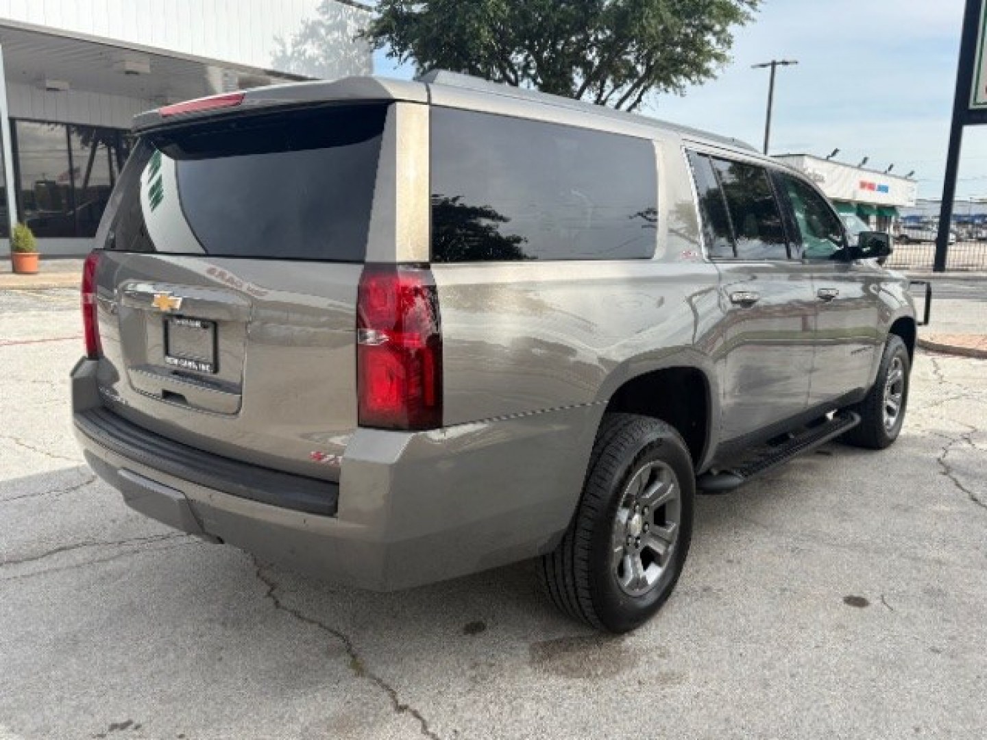 2019 Pepperdust Metallic Chevrolet Suburban LT (1GNSKHKC0KR) with an EcoTec3 5.3L V-8 gasoline direct injection engine, located at 12182 Garland Rd, Dallas, TX, 75218, (214) 521-2040, 0.000000, 0.000000- Photo#4