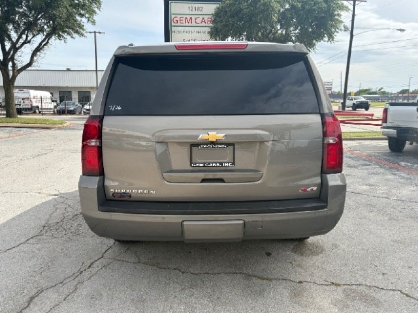 2019 Pepperdust Metallic Chevrolet Suburban LT (1GNSKHKC0KR) with an EcoTec3 5.3L V-8 gasoline direct injection engine, located at 12182 Garland Rd, Dallas, TX, 75218, (214) 521-2040, 0.000000, 0.000000- Photo#5