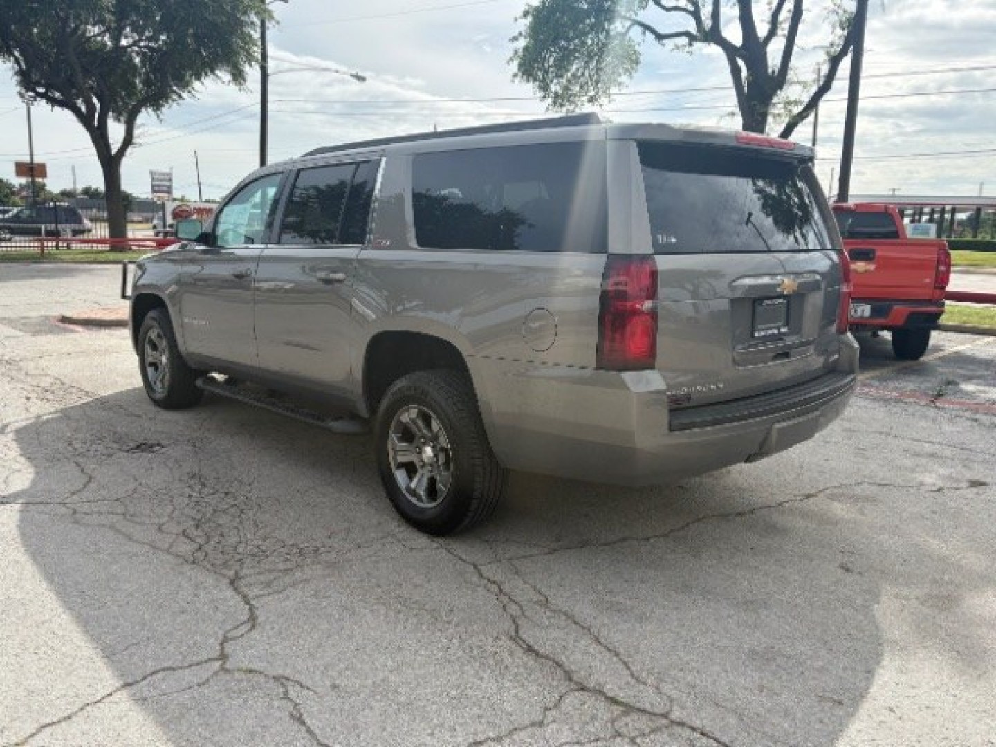 2019 Pepperdust Metallic Chevrolet Suburban LT (1GNSKHKC0KR) with an EcoTec3 5.3L V-8 gasoline direct injection engine, located at 12182 Garland Rd, Dallas, TX, 75218, (214) 521-2040, 0.000000, 0.000000- Photo#6