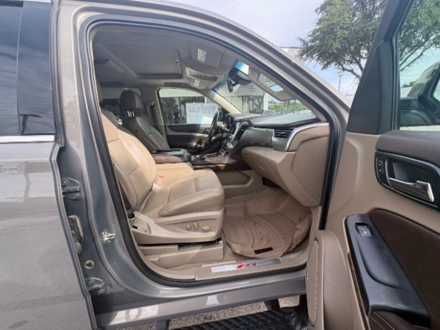 2019 Pepperdust Metallic Chevrolet Suburban LT (1GNSKHKC0KR) with an EcoTec3 5.3L V-8 gasoline direct injection engine, located at 12182 Garland Rd, Dallas, TX, 75218, (214) 521-2040, 0.000000, 0.000000- Photo#9