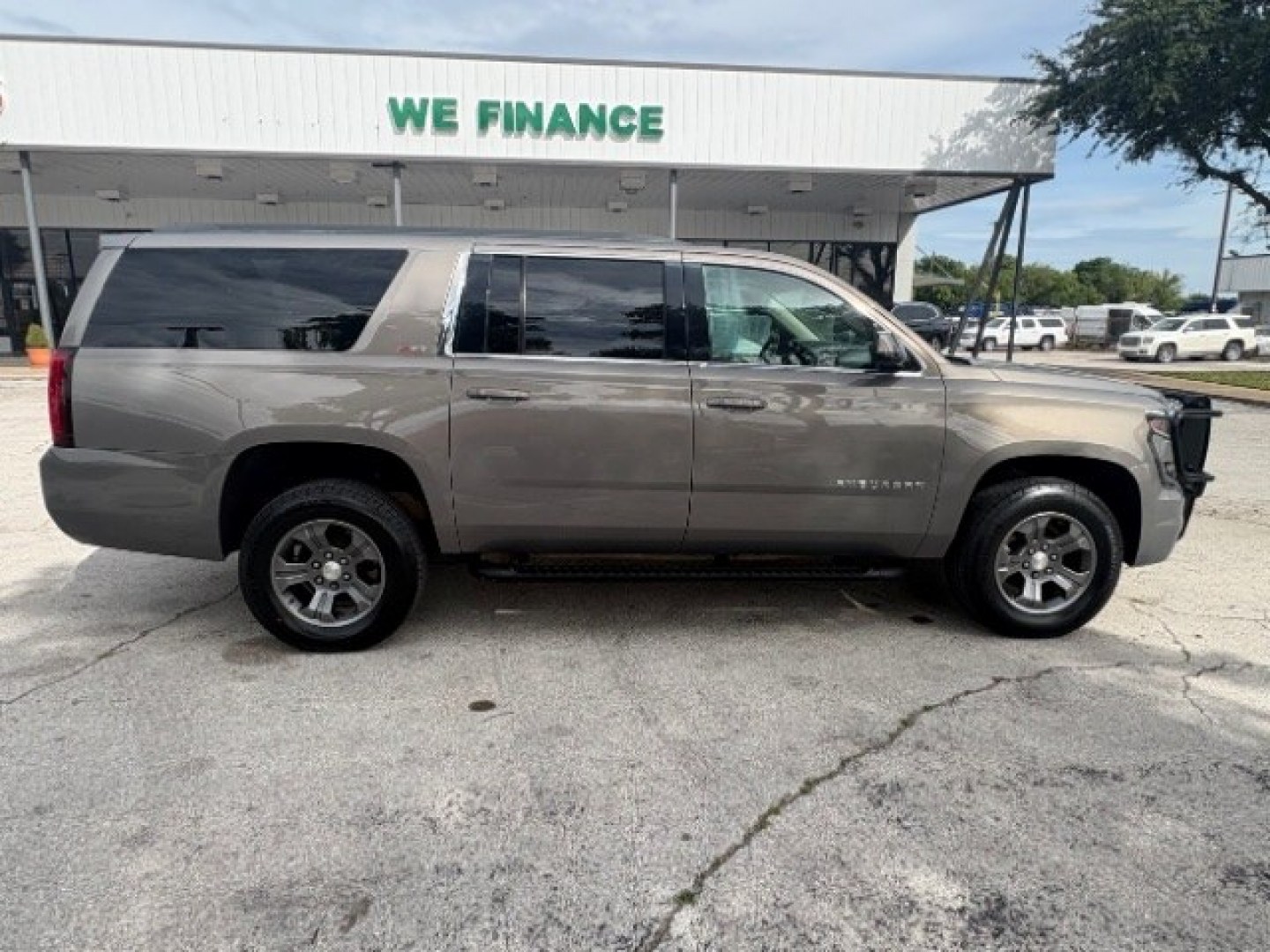 2019 Pepperdust Metallic Chevrolet Suburban LT (1GNSKHKC0KR) with an EcoTec3 5.3L V-8 gasoline direct injection engine, located at 12182 Garland Rd, Dallas, TX, 75218, (214) 521-2040, 0.000000, 0.000000- Photo#7