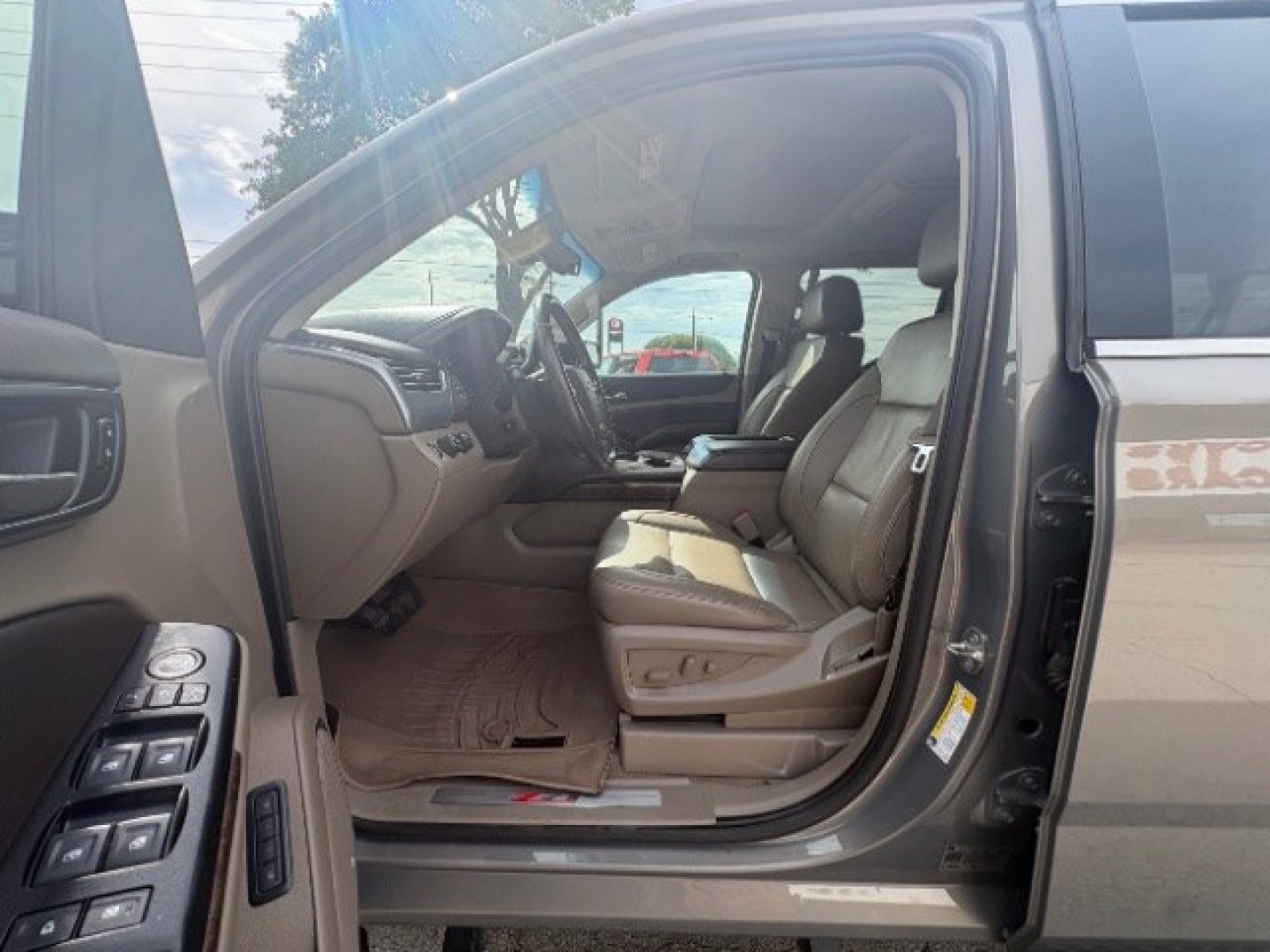 2019 Pepperdust Metallic Chevrolet Suburban LT (1GNSKHKC0KR) with an EcoTec3 5.3L V-8 gasoline direct injection engine, located at 12182 Garland Rd, Dallas, TX, 75218, (214) 521-2040, 0.000000, 0.000000- Photo#13