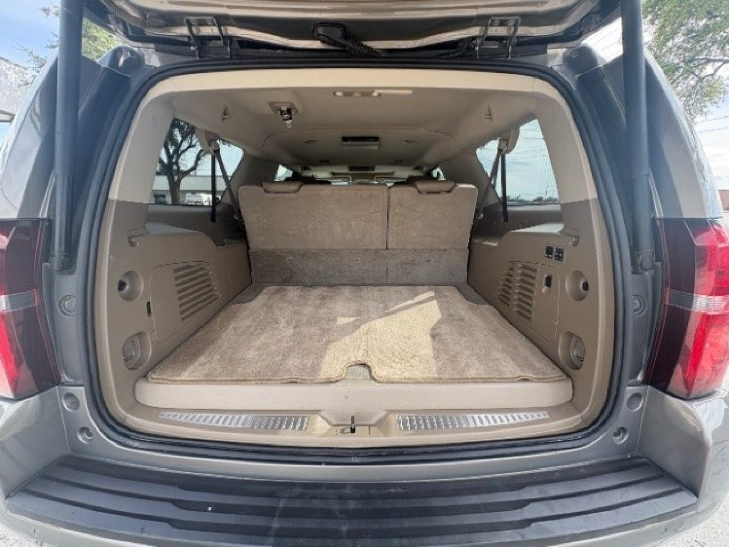 2019 Pepperdust Metallic Chevrolet Suburban LT (1GNSKHKC0KR) with an EcoTec3 5.3L V-8 gasoline direct injection engine, located at 12182 Garland Rd, Dallas, TX, 75218, (214) 521-2040, 0.000000, 0.000000- Photo#17
