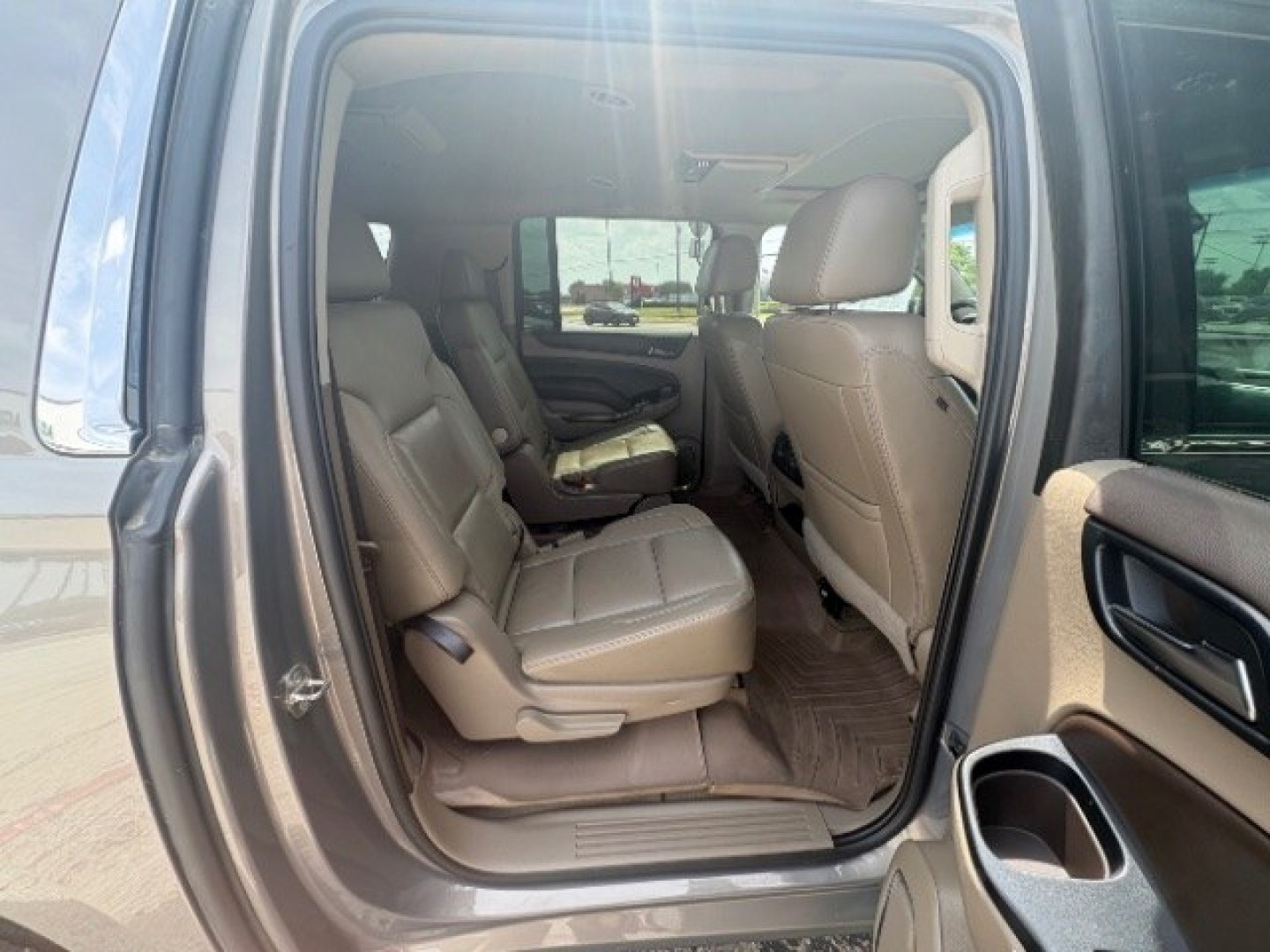 2019 Pepperdust Metallic Chevrolet Suburban LT (1GNSKHKC0KR) with an EcoTec3 5.3L V-8 gasoline direct injection engine, located at 12182 Garland Rd, Dallas, TX, 75218, (214) 521-2040, 0.000000, 0.000000- Photo#8