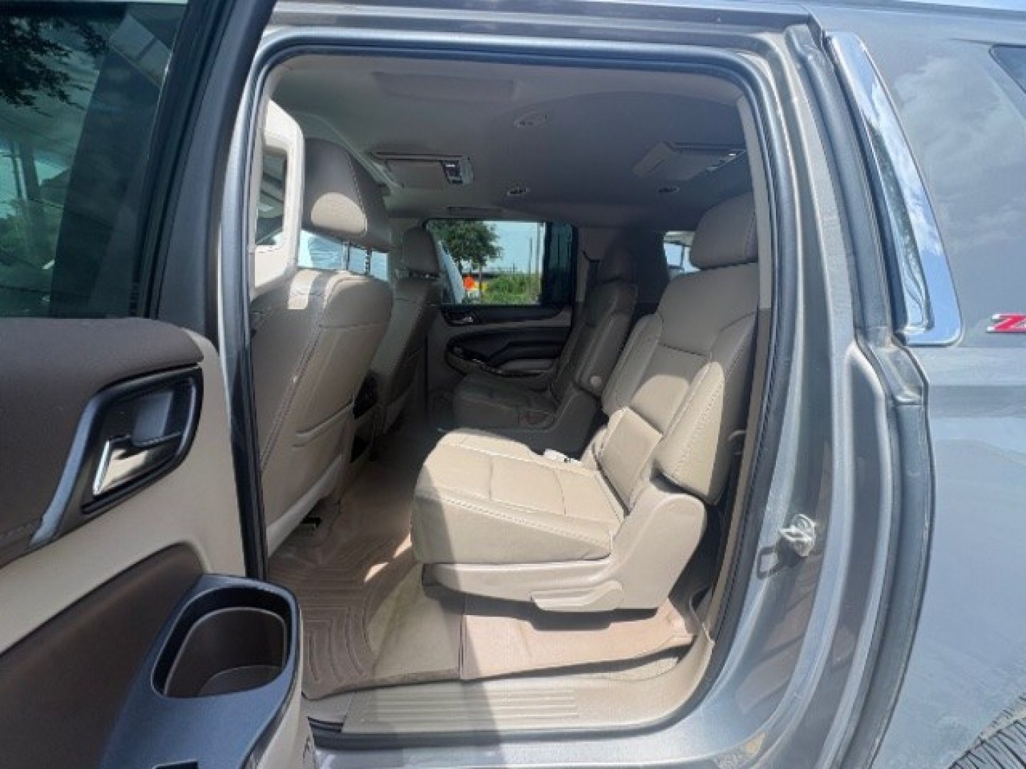 2019 Pepperdust Metallic Chevrolet Suburban LT (1GNSKHKC0KR) with an EcoTec3 5.3L V-8 gasoline direct injection engine, located at 12182 Garland Rd, Dallas, TX, 75218, (214) 521-2040, 0.000000, 0.000000- Photo#11