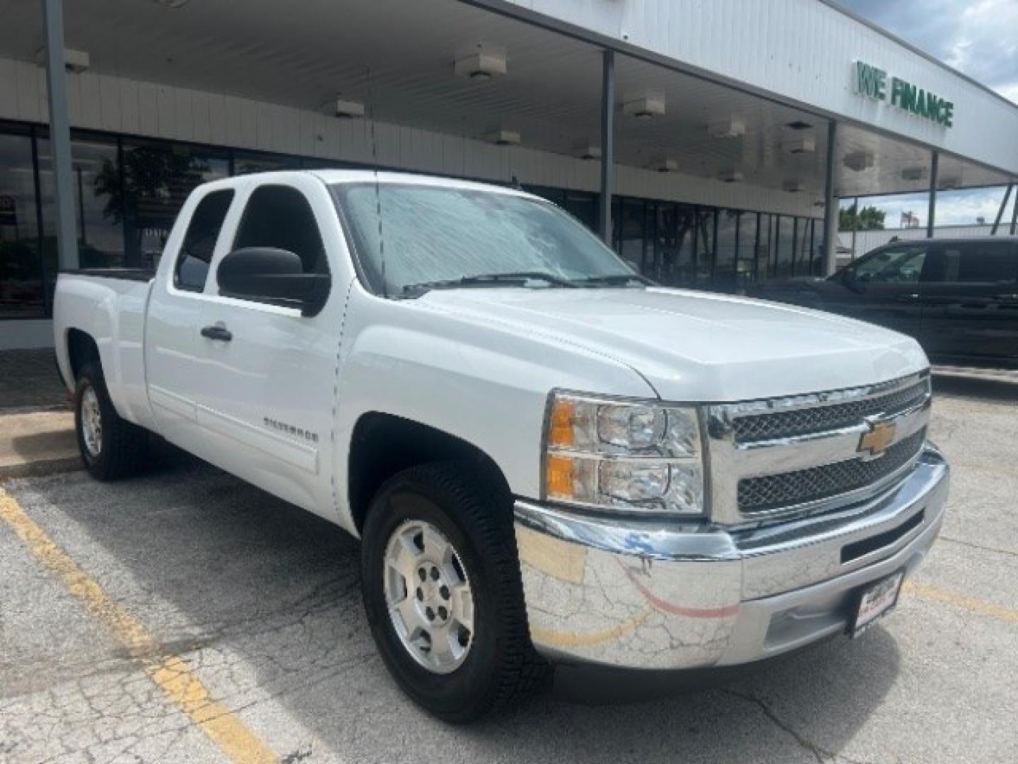 2013 WHITE Chevrolet Silverado 1500 LS (1GCRCREA8DZ) with an Vortec 4.8L V-8 variable valve control engine, located at 12182 Garland Rd, Dallas, TX, 75218, (214) 521-2040, 0.000000, 0.000000- Photo#0