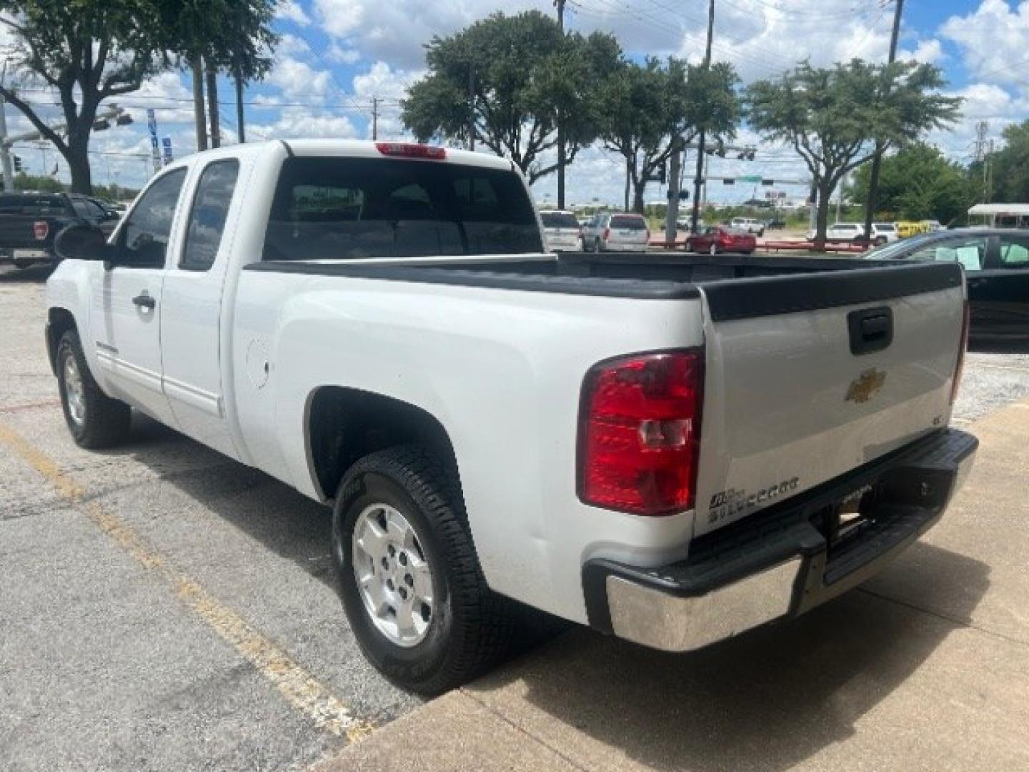 2013 WHITE Chevrolet Silverado 1500 LS (1GCRCREA8DZ) with an Vortec 4.8L V-8 variable valve control engine, located at 12182 Garland Rd, Dallas, TX, 75218, (214) 521-2040, 0.000000, 0.000000- Photo#4