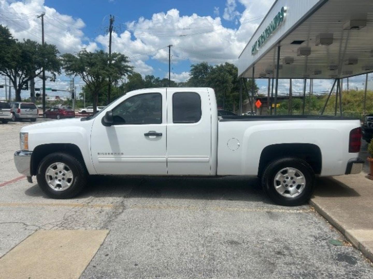 2013 WHITE Chevrolet Silverado 1500 LS (1GCRCREA8DZ) with an Vortec 4.8L V-8 variable valve control engine, located at 12182 Garland Rd, Dallas, TX, 75218, (214) 521-2040, 0.000000, 0.000000- Photo#5