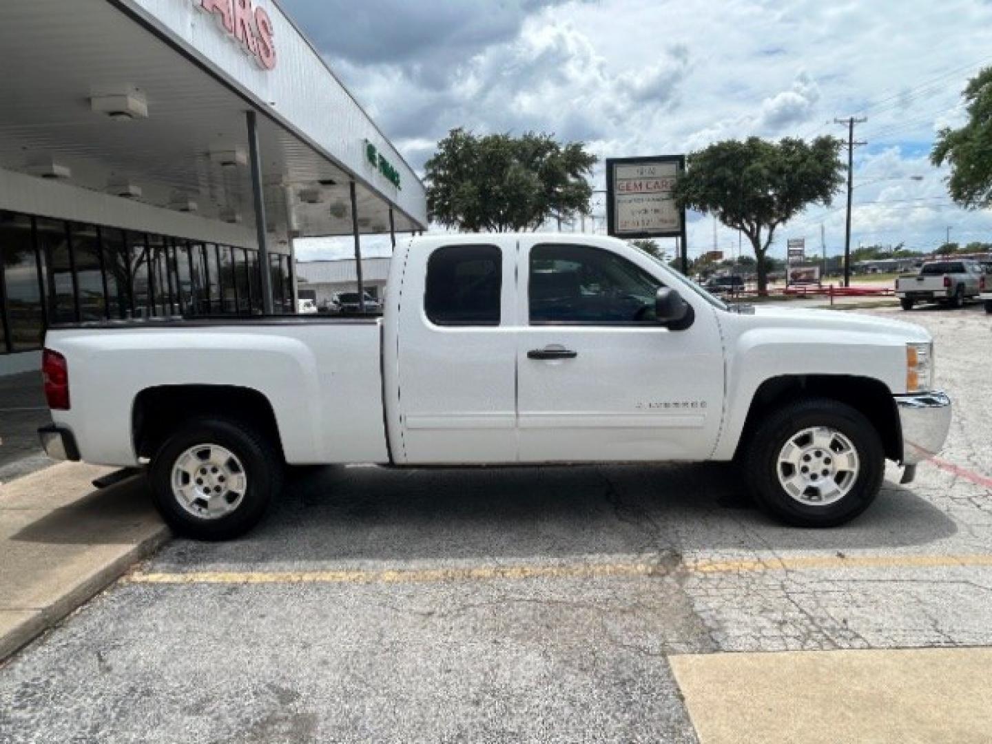 2013 WHITE Chevrolet Silverado 1500 LS (1GCRCREA8DZ) with an Vortec 4.8L V-8 variable valve control engine, located at 12182 Garland Rd, Dallas, TX, 75218, (214) 521-2040, 0.000000, 0.000000- Photo#6