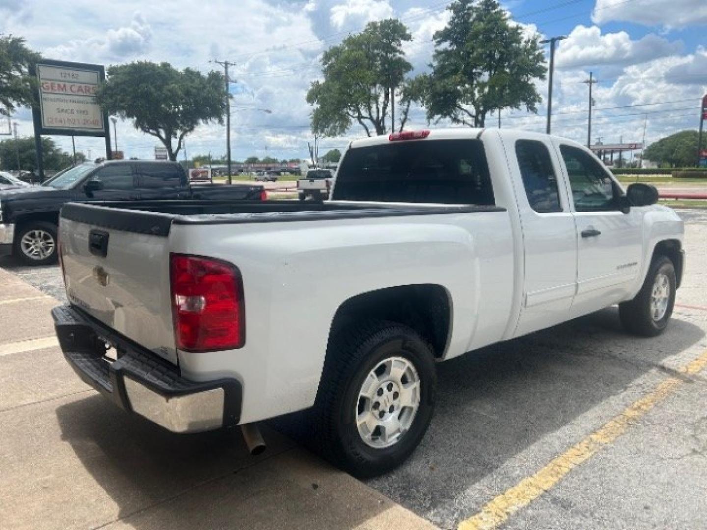 2013 WHITE Chevrolet Silverado 1500 LS (1GCRCREA8DZ) with an Vortec 4.8L V-8 variable valve control engine, located at 12182 Garland Rd, Dallas, TX, 75218, (214) 521-2040, 0.000000, 0.000000- Photo#7