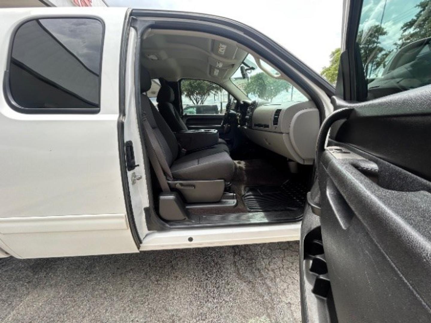 2013 WHITE Chevrolet Silverado 1500 LS (1GCRCREA8DZ) with an Vortec 4.8L V-8 variable valve control engine, located at 12182 Garland Rd, Dallas, TX, 75218, (214) 521-2040, 0.000000, 0.000000- Photo#8