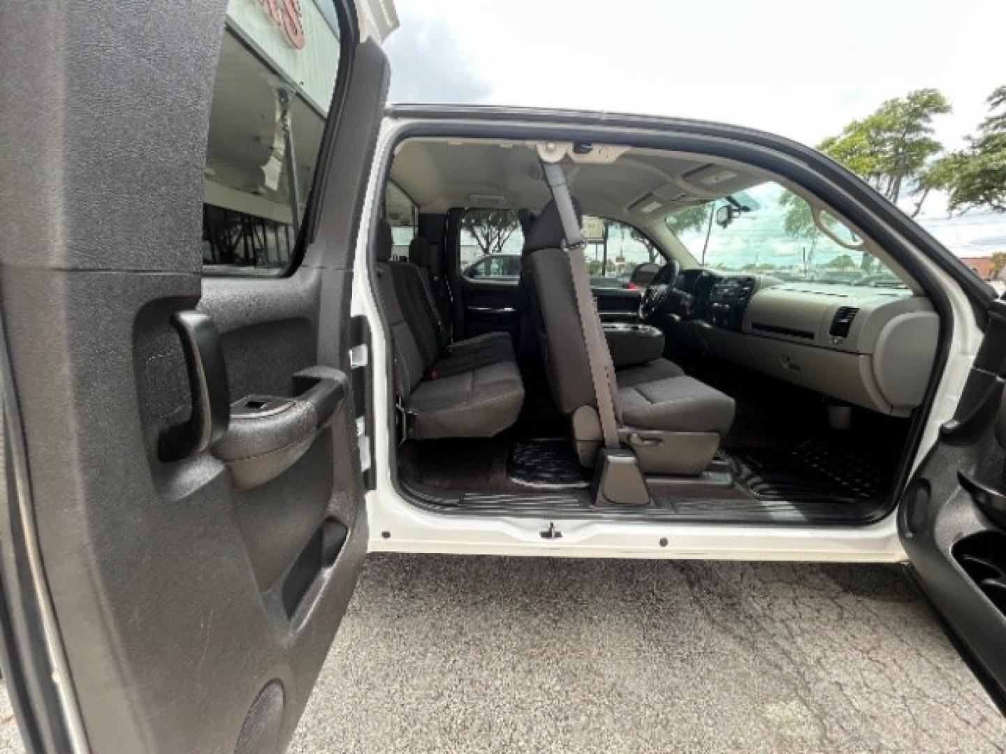 2013 WHITE Chevrolet Silverado 1500 LS (1GCRCREA8DZ) with an Vortec 4.8L V-8 variable valve control engine, located at 12182 Garland Rd, Dallas, TX, 75218, (214) 521-2040, 0.000000, 0.000000- Photo#9
