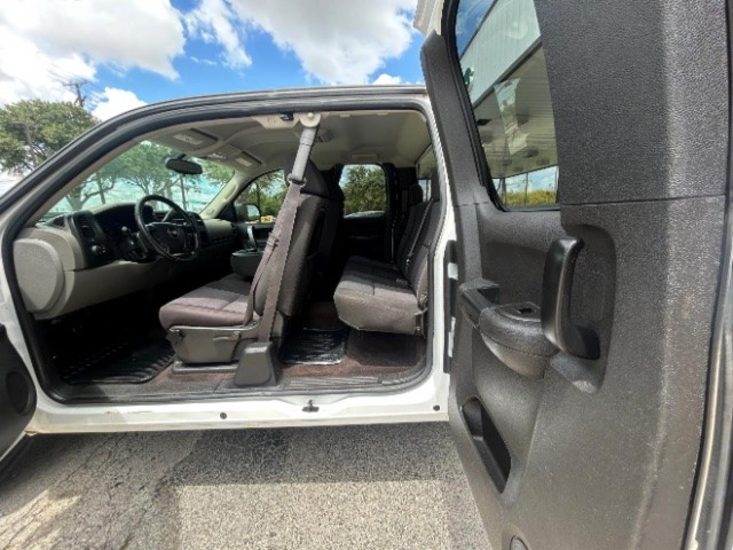 2013 WHITE Chevrolet Silverado 1500 LS (1GCRCREA8DZ) with an Vortec 4.8L V-8 variable valve control engine, located at 12182 Garland Rd, Dallas, TX, 75218, (214) 521-2040, 0.000000, 0.000000- Photo#11
