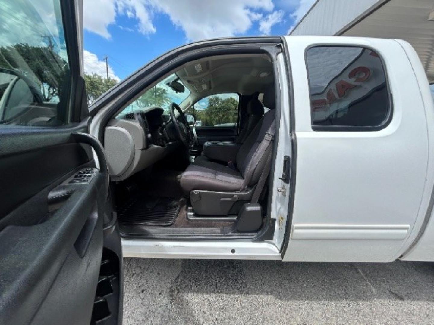 2013 WHITE Chevrolet Silverado 1500 LS (1GCRCREA8DZ) with an Vortec 4.8L V-8 variable valve control engine, located at 12182 Garland Rd, Dallas, TX, 75218, (214) 521-2040, 0.000000, 0.000000- Photo#12