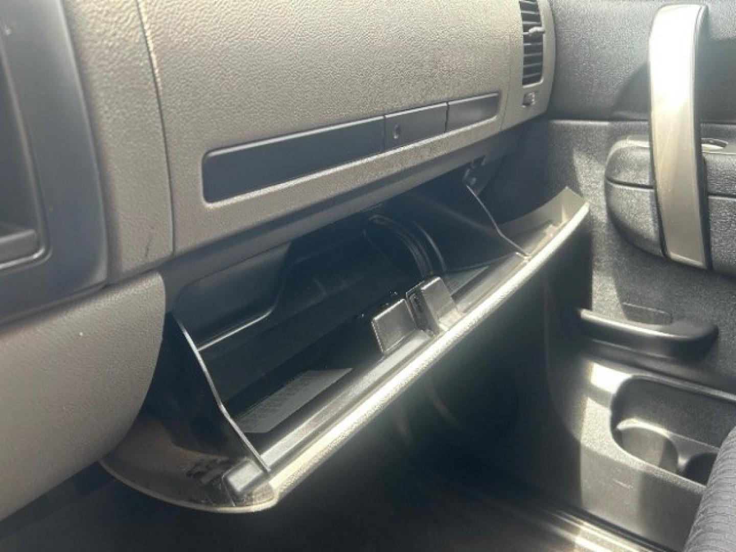 2013 WHITE Chevrolet Silverado 1500 LS (1GCRCREA8DZ) with an Vortec 4.8L V-8 variable valve control engine, located at 12182 Garland Rd, Dallas, TX, 75218, (214) 521-2040, 0.000000, 0.000000- Photo#15