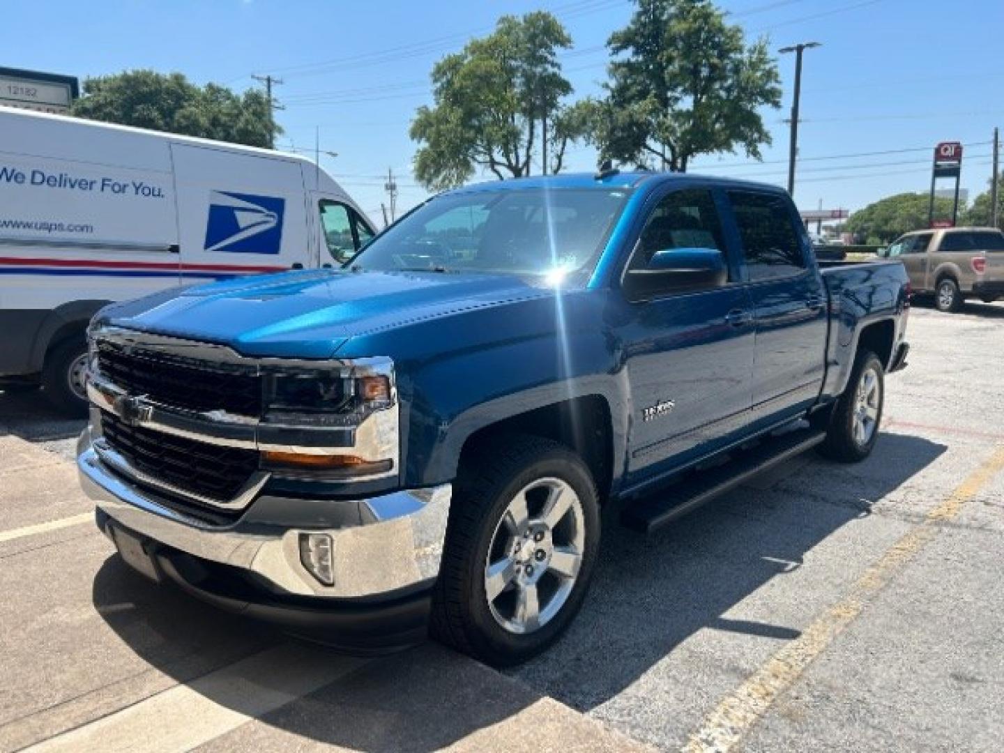 2018 Deep Ocean Blue Metallic Chevrolet Silverado 1500 1LT (3GCPCREC4JG) with an EcoTec3 4.3L V-6 gasoline direct injection engine, located at 12182 Garland Rd, Dallas, TX, 75218, (214) 521-2040, 0.000000, 0.000000- Photo#2
