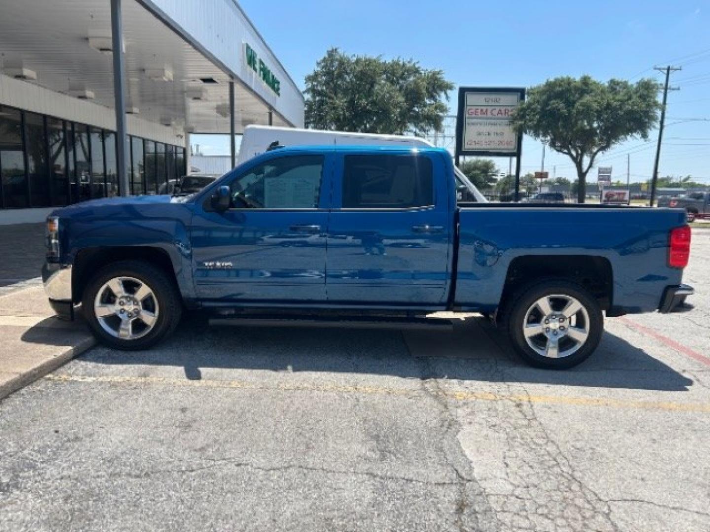 2018 Deep Ocean Blue Metallic Chevrolet Silverado 1500 1LT (3GCPCREC4JG) with an EcoTec3 4.3L V-6 gasoline direct injection engine, located at 12182 Garland Rd, Dallas, TX, 75218, (214) 521-2040, 0.000000, 0.000000- Photo#3