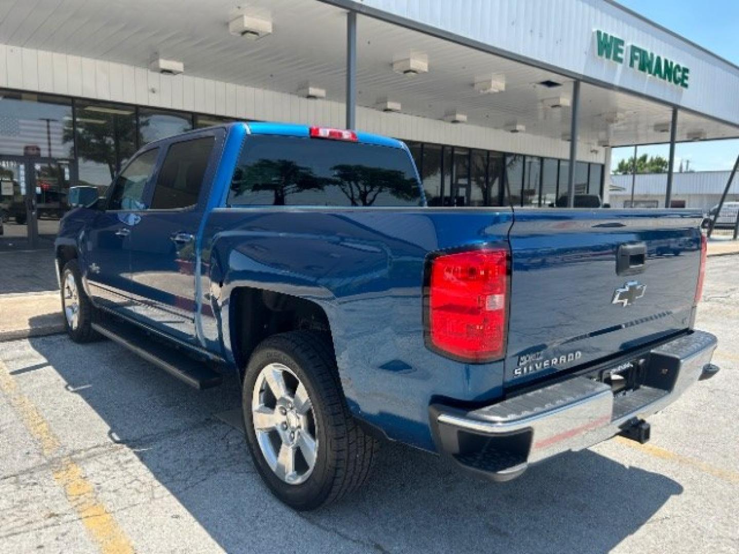 2018 Deep Ocean Blue Metallic Chevrolet Silverado 1500 1LT (3GCPCREC4JG) with an EcoTec3 4.3L V-6 gasoline direct injection engine, located at 12182 Garland Rd, Dallas, TX, 75218, (214) 521-2040, 0.000000, 0.000000- Photo#4