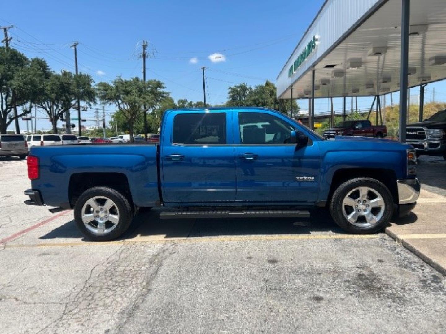 2018 Deep Ocean Blue Metallic Chevrolet Silverado 1500 1LT (3GCPCREC4JG) with an EcoTec3 4.3L V-6 gasoline direct injection engine, located at 12182 Garland Rd, Dallas, TX, 75218, (214) 521-2040, 0.000000, 0.000000- Photo#7