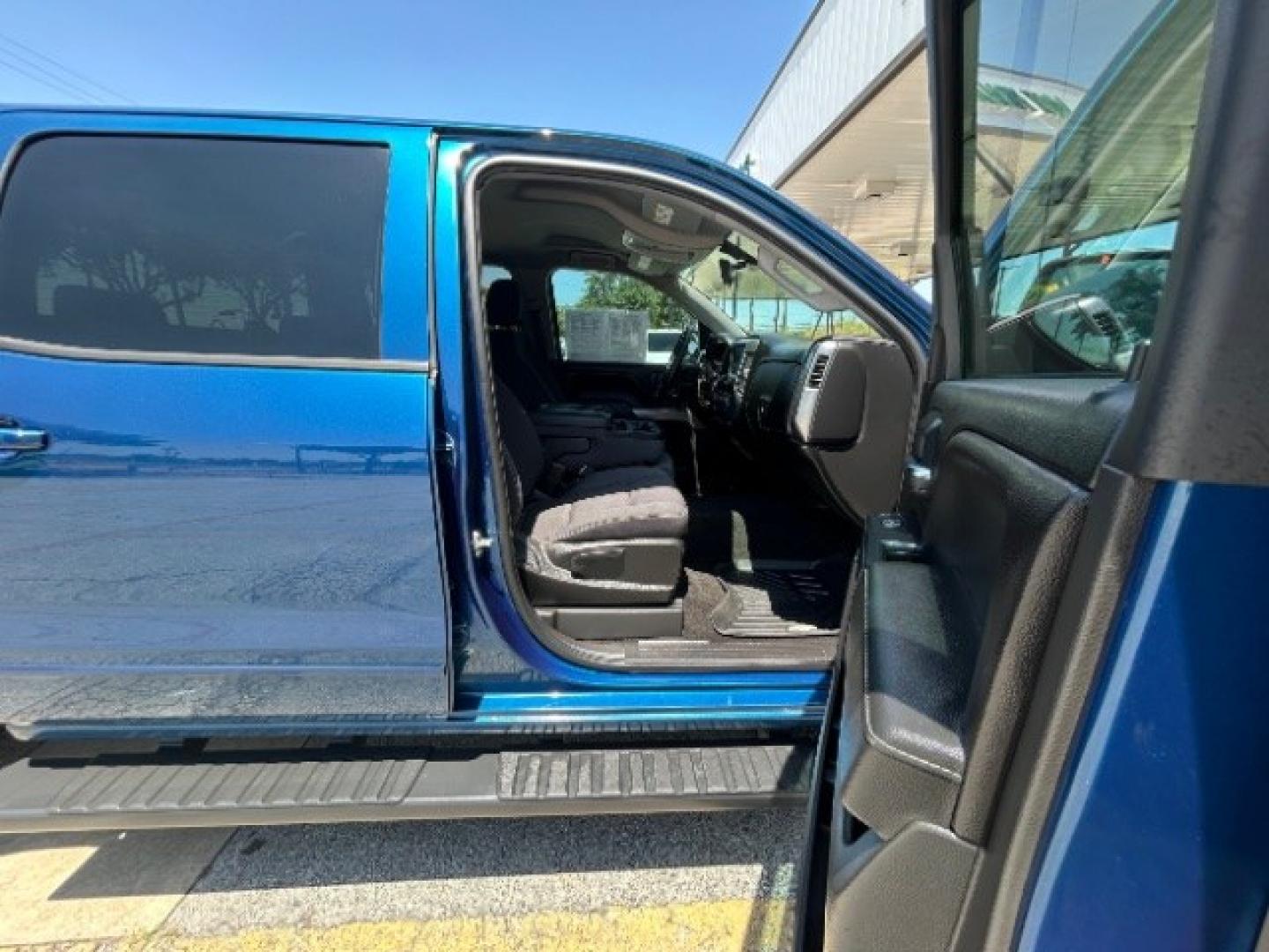 2018 Deep Ocean Blue Metallic Chevrolet Silverado 1500 1LT (3GCPCREC4JG) with an EcoTec3 4.3L V-6 gasoline direct injection engine, located at 12182 Garland Rd, Dallas, TX, 75218, (214) 521-2040, 0.000000, 0.000000- Photo#8