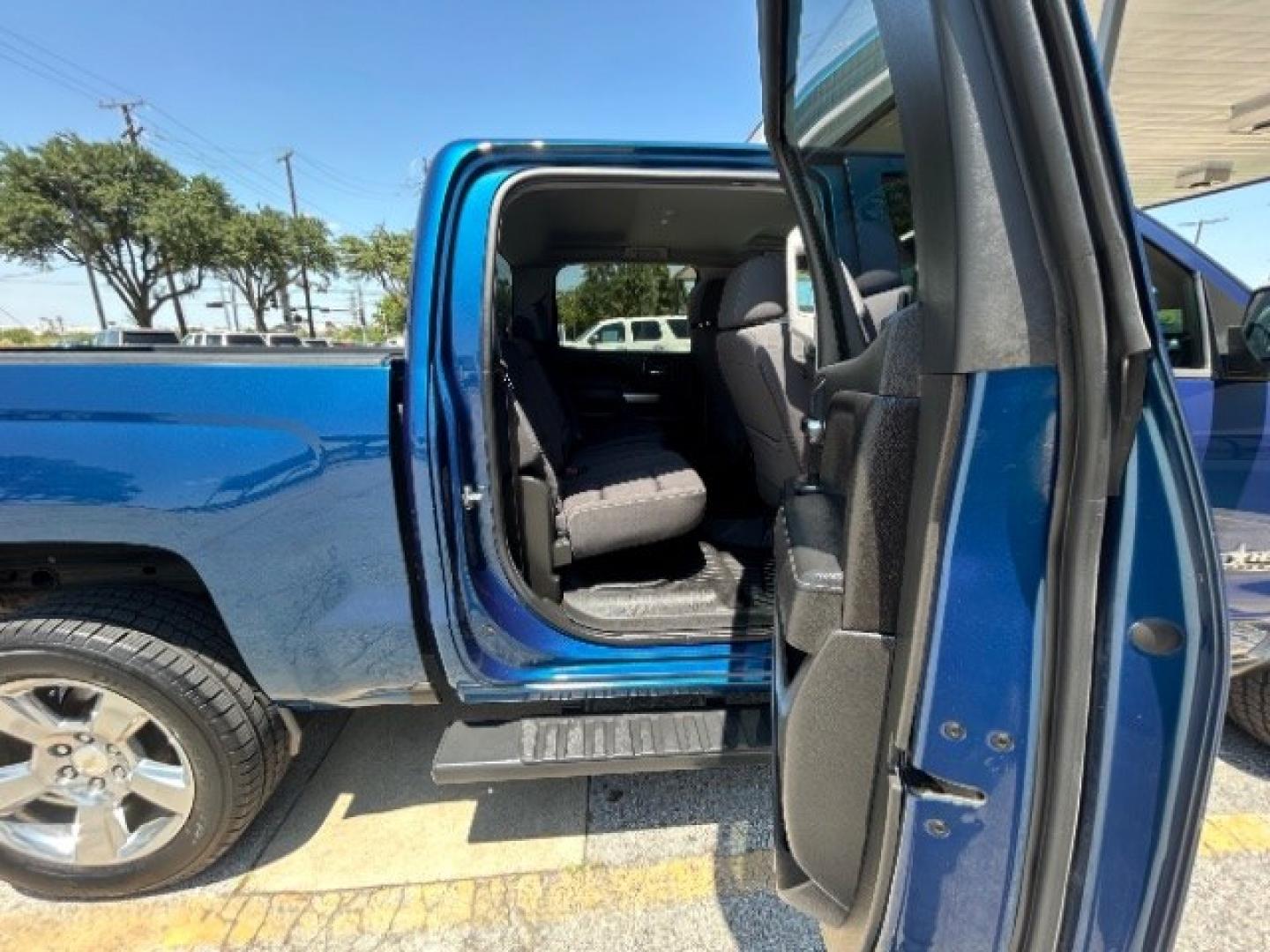 2018 Deep Ocean Blue Metallic Chevrolet Silverado 1500 1LT (3GCPCREC4JG) with an EcoTec3 4.3L V-6 gasoline direct injection engine, located at 12182 Garland Rd, Dallas, TX, 75218, (214) 521-2040, 0.000000, 0.000000- Photo#9