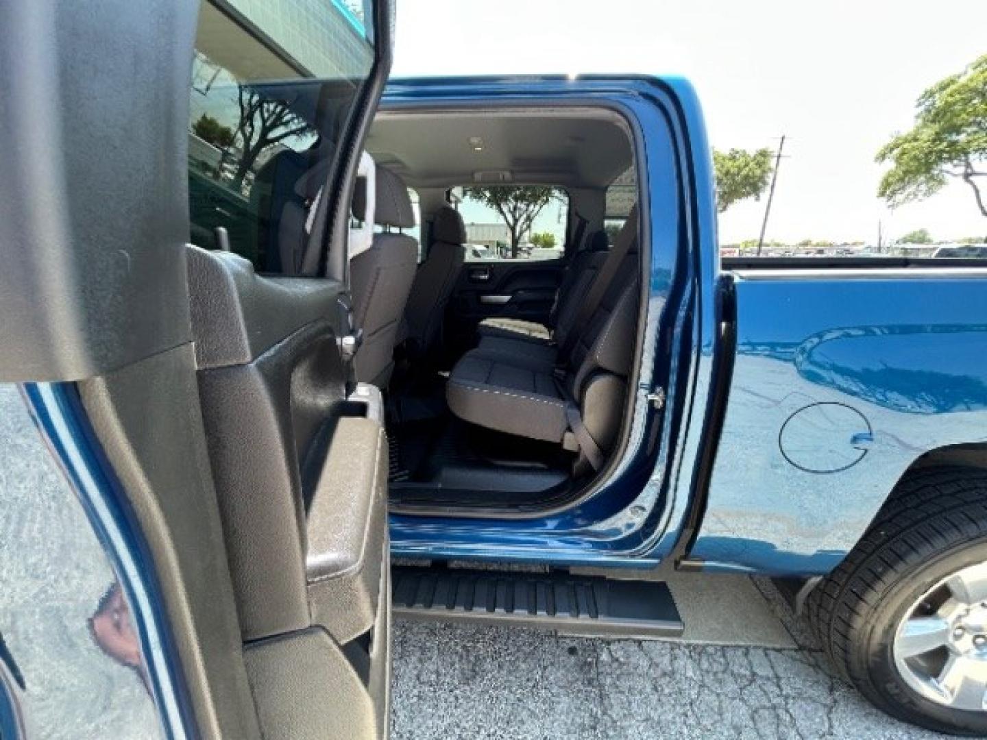 2018 Deep Ocean Blue Metallic Chevrolet Silverado 1500 1LT (3GCPCREC4JG) with an EcoTec3 4.3L V-6 gasoline direct injection engine, located at 12182 Garland Rd, Dallas, TX, 75218, (214) 521-2040, 0.000000, 0.000000- Photo#10