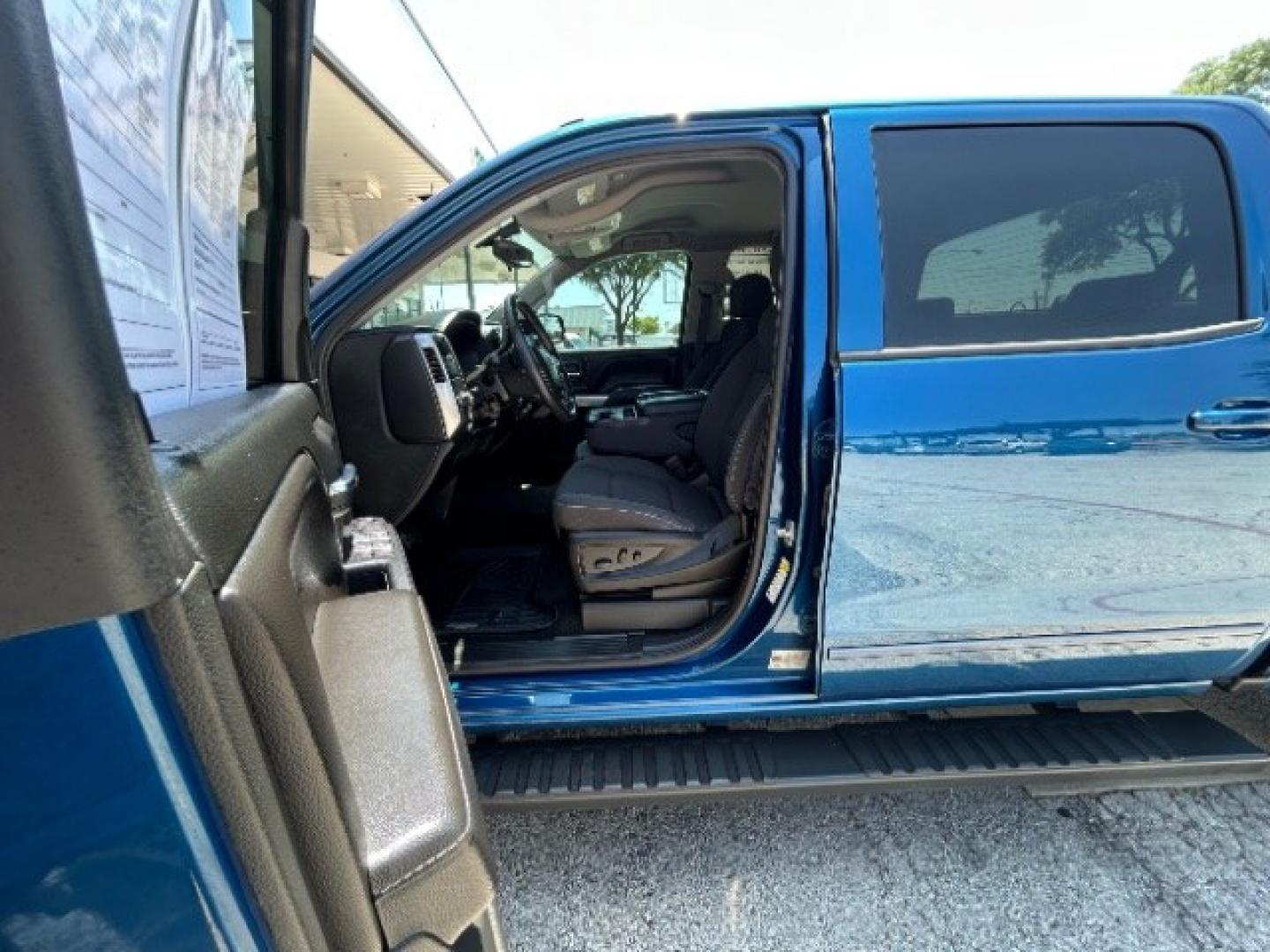 2018 Deep Ocean Blue Metallic Chevrolet Silverado 1500 1LT (3GCPCREC4JG) with an EcoTec3 4.3L V-6 gasoline direct injection engine, located at 12182 Garland Rd, Dallas, TX, 75218, (214) 521-2040, 0.000000, 0.000000- Photo#12