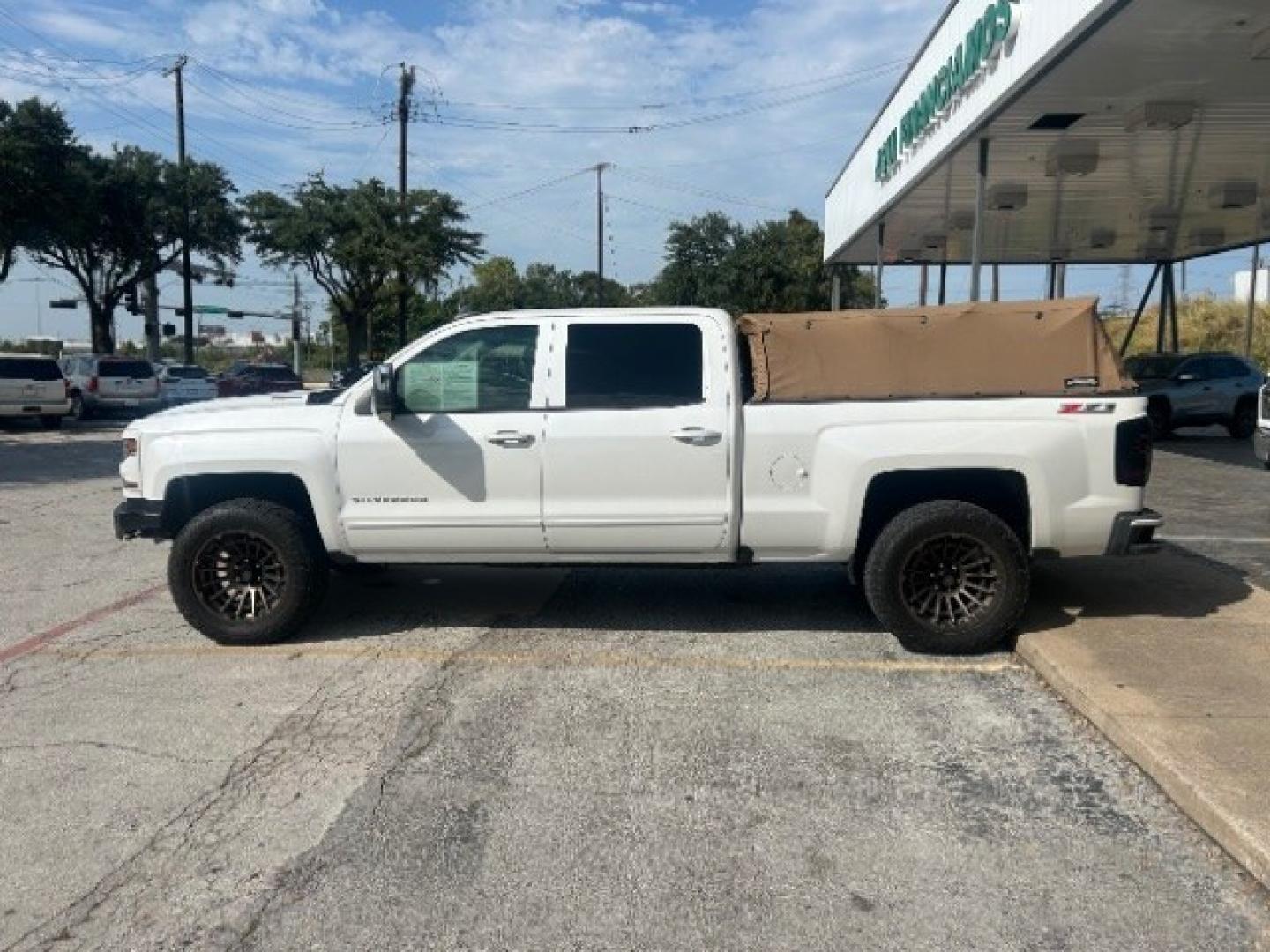 2017 Summit White Chevrolet Silverado 1500 LT (3GCUKREC5HG) with an EcoTec3 5.3L V-8 gasoline direct injection engine, located at 12182 Garland Rd, Dallas, TX, 75218, (214) 521-2040, 0.000000, 0.000000- Photo#3