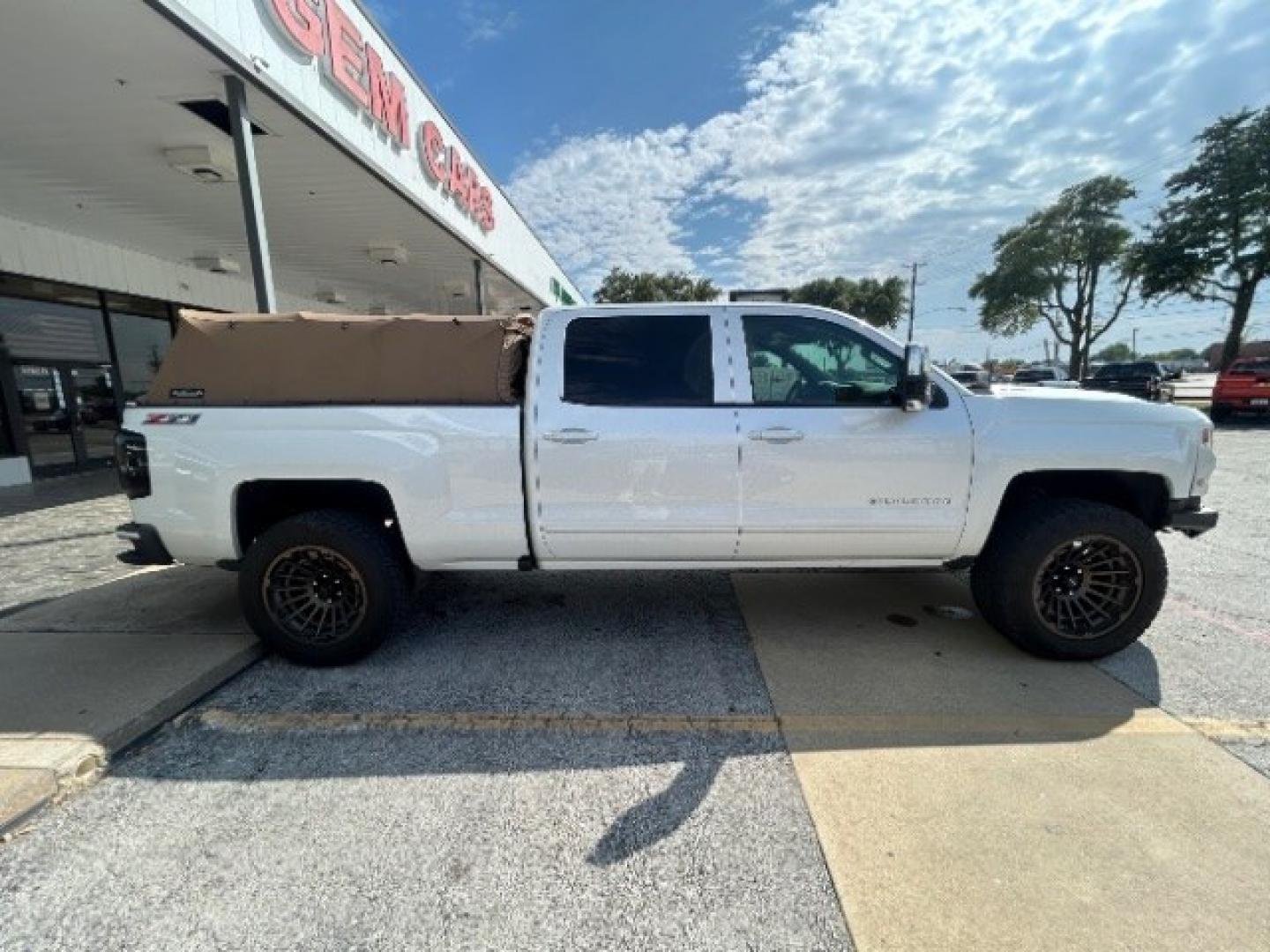 2017 Summit White Chevrolet Silverado 1500 LT (3GCUKREC5HG) with an EcoTec3 5.3L V-8 gasoline direct injection engine, located at 12182 Garland Rd, Dallas, TX, 75218, (214) 521-2040, 0.000000, 0.000000- Photo#7