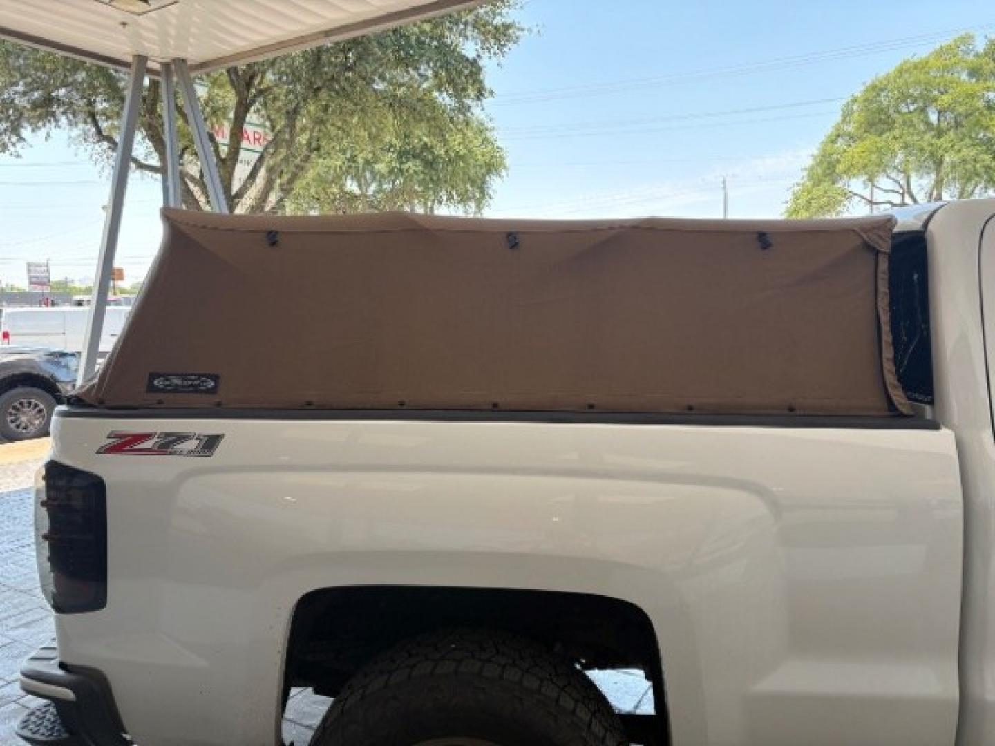 2017 Summit White Chevrolet Silverado 1500 LT (3GCUKREC5HG) with an EcoTec3 5.3L V-8 gasoline direct injection engine, located at 12182 Garland Rd, Dallas, TX, 75218, (214) 521-2040, 0.000000, 0.000000- Photo#19