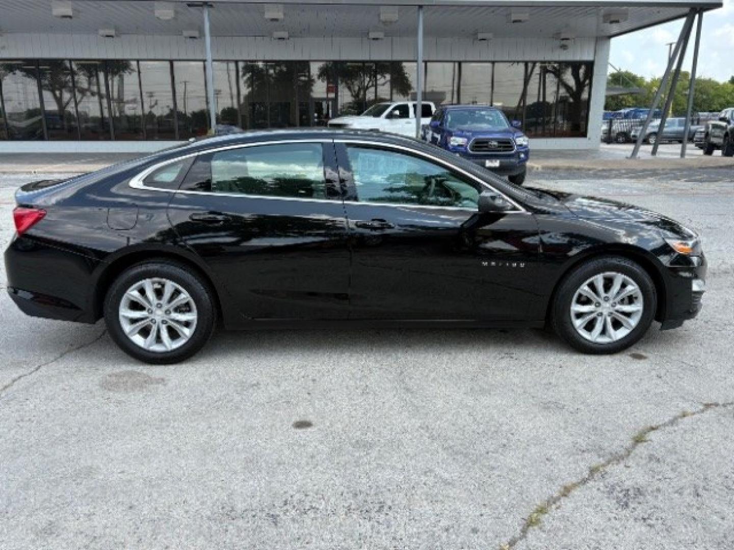 2025 Mosaic Black Metallic Chevrolet Malibu FWD 1LT (1G1ZD5ST8SF) with an ECOTEC 1.5L I-4 direct injection engine, located at 12182 Garland Rd, Dallas, TX, 75218, (214) 521-2040, 0.000000, 0.000000- Photo#5