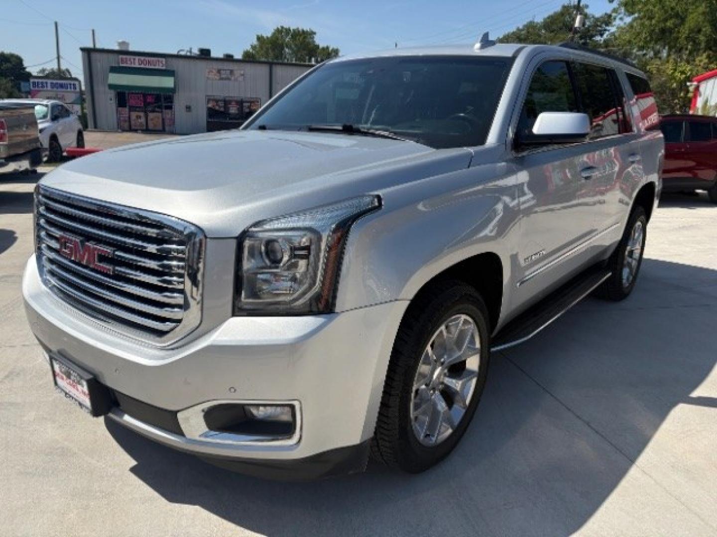 2018 Quicksilver Metallic GMC Yukon SLT (1GKS1BKC1JR) with an EcoTec3 5.3L V-8 gas engine, located at 12182 Garland Rd, Dallas, TX, 75218, (214) 521-2040, 0.000000, 0.000000- Photo#4