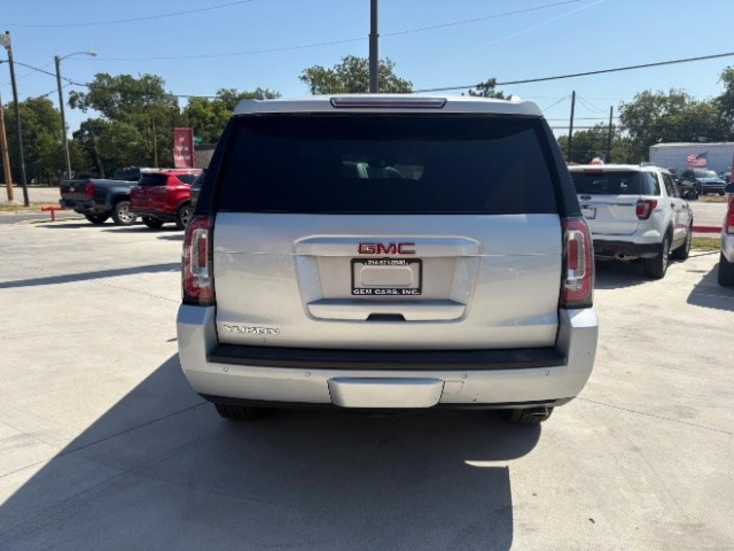 2018 Quicksilver Metallic GMC Yukon SLT (1GKS1BKC1JR) with an EcoTec3 5.3L V-8 gas engine, located at 12182 Garland Rd, Dallas, TX, 75218, (214) 521-2040, 0.000000, 0.000000- Photo#5