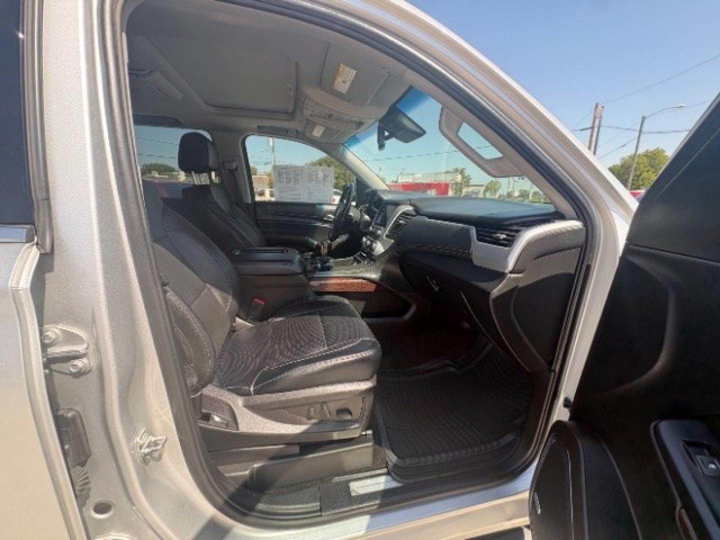 2018 Quicksilver Metallic GMC Yukon SLT (1GKS1BKC1JR) with an EcoTec3 5.3L V-8 gas engine, located at 12182 Garland Rd, Dallas, TX, 75218, (214) 521-2040, 0.000000, 0.000000- Photo#6