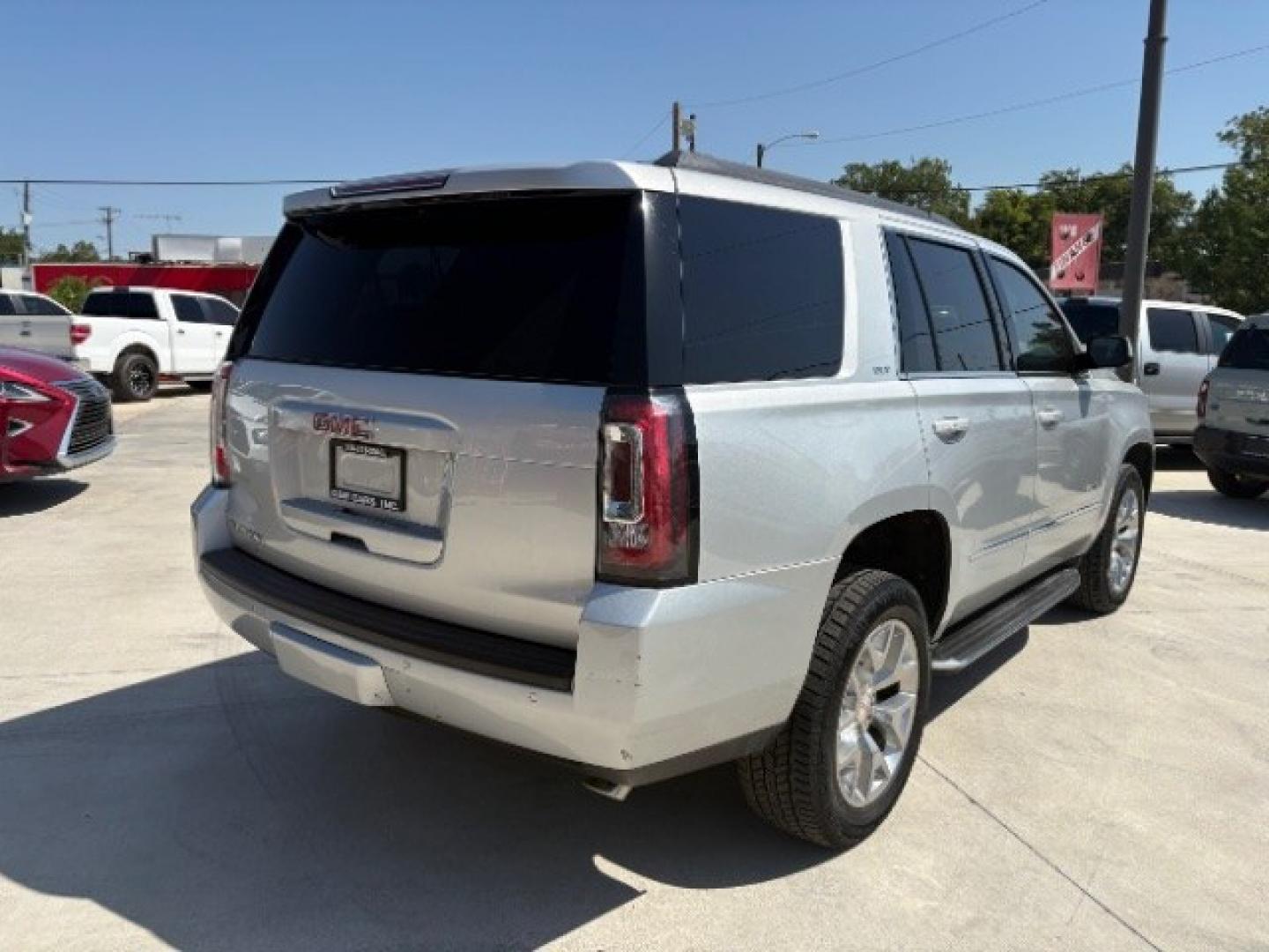 2018 Quicksilver Metallic GMC Yukon SLT (1GKS1BKC1JR) with an EcoTec3 5.3L V-8 gas engine, located at 12182 Garland Rd, Dallas, TX, 75218, (214) 521-2040, 0.000000, 0.000000- Photo#8