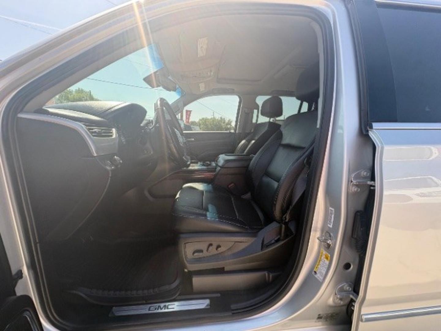 2018 Quicksilver Metallic GMC Yukon SLT (1GKS1BKC1JR) with an EcoTec3 5.3L V-8 gas engine, located at 12182 Garland Rd, Dallas, TX, 75218, (214) 521-2040, 0.000000, 0.000000- Photo#13