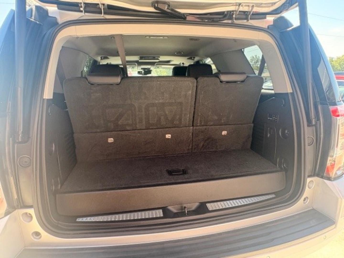 2018 Quicksilver Metallic GMC Yukon SLT (1GKS1BKC1JR) with an EcoTec3 5.3L V-8 gas engine, located at 12182 Garland Rd, Dallas, TX, 75218, (214) 521-2040, 0.000000, 0.000000- Photo#18